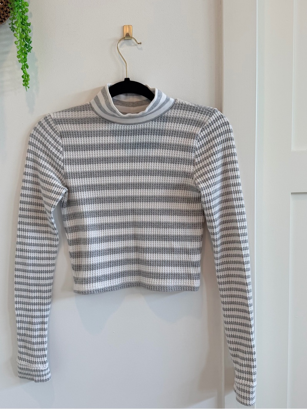 Aerie Striped Gray & White Mock Neck Long Sleeve Thermal Crop Top Size Small